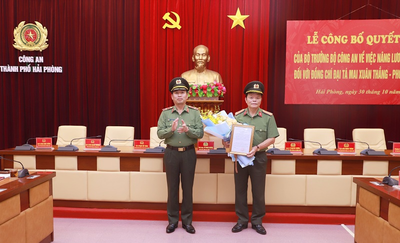 Công bố quyết định của Bộ trưởng Bộ Công an nâng lương cấp bậc hàm